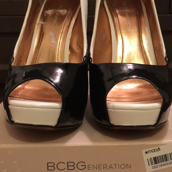 EUC BCBG LIBERTY BLACK & WHITE HEELS - Picture 3 of 7